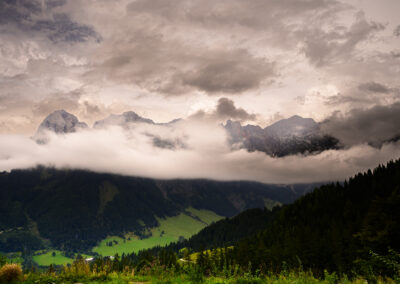 Nebel zwischen Berggipfel und Tal