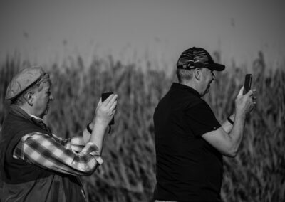 männer beim fotografieren