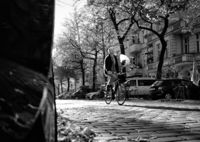 mann auf fahrrad mit blumenstrauss