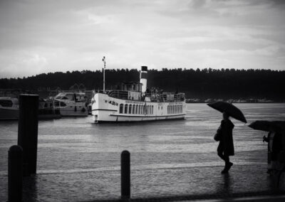 bei regen am hafen